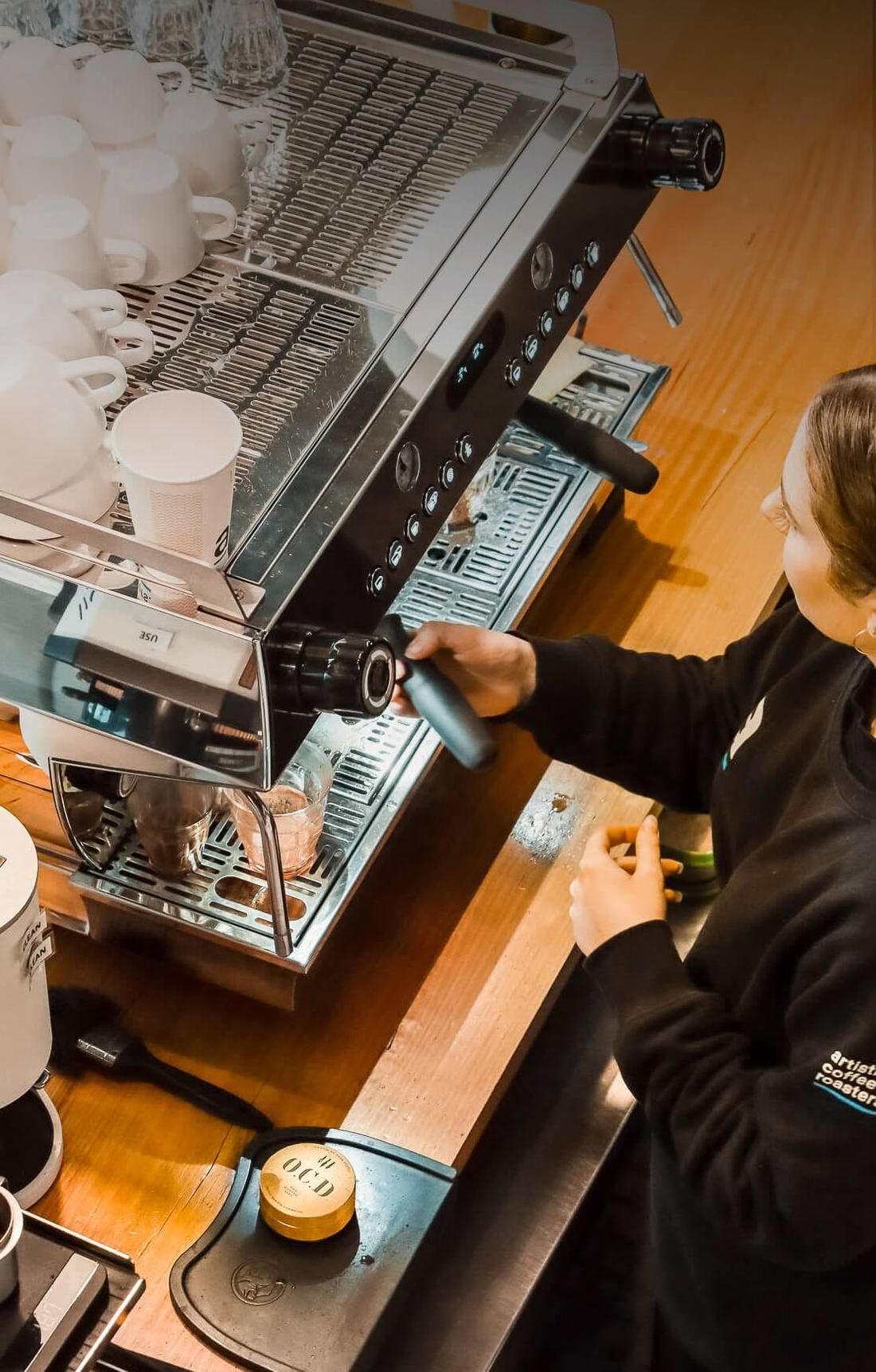 Baristka przygotowuje kawę na GB5 X