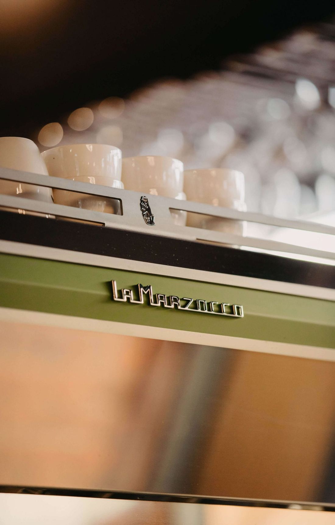 Ekspres La Marzocco KB90 z bliska, filiżanki na górze ekspresu