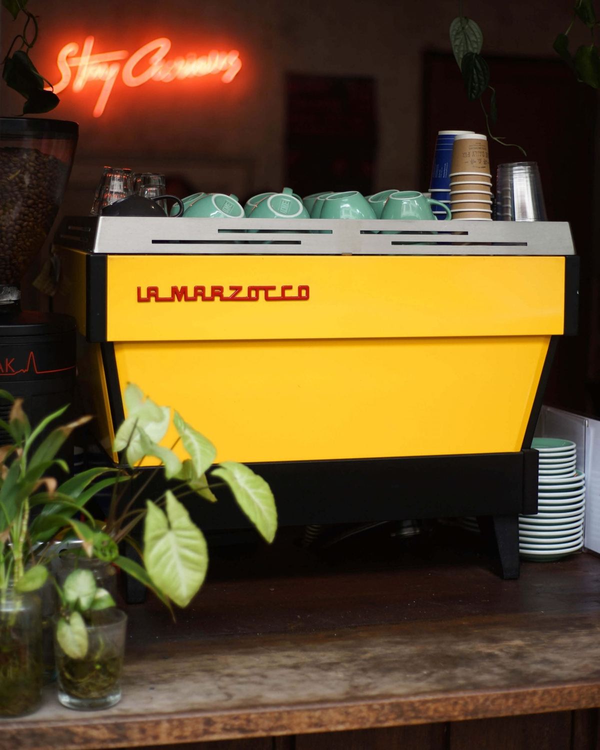Żółty ekspres La Marzocco Linea PB na drewnianym barze kawiarni