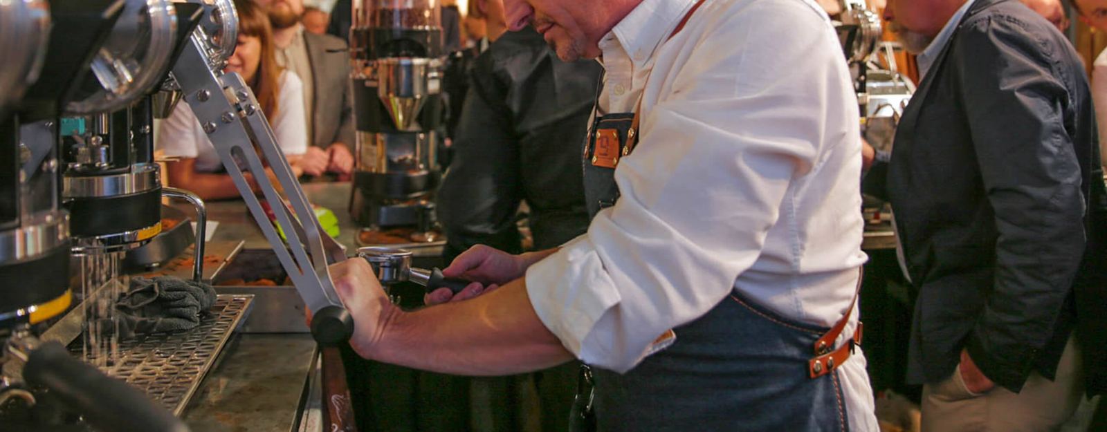 Barista obsługuje dźwignię Levy S