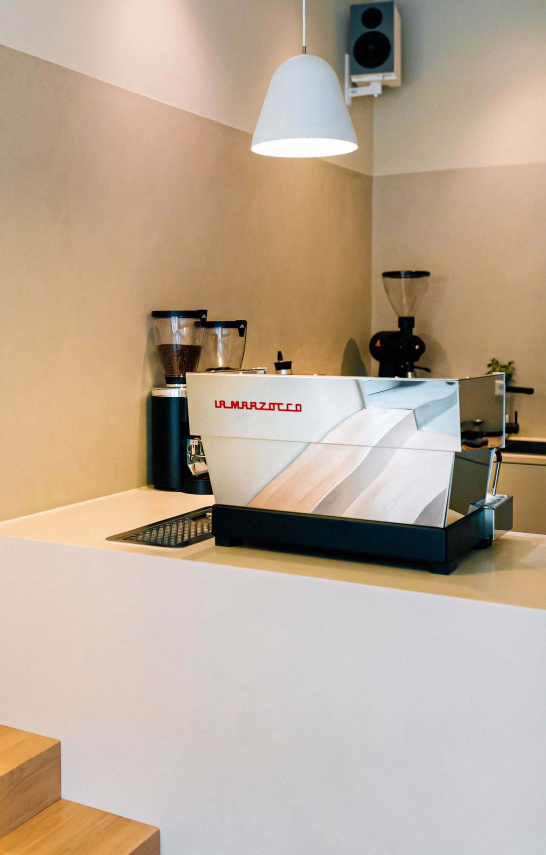 La Marzocco Linea Classic S z młynkami na barze kawiarni