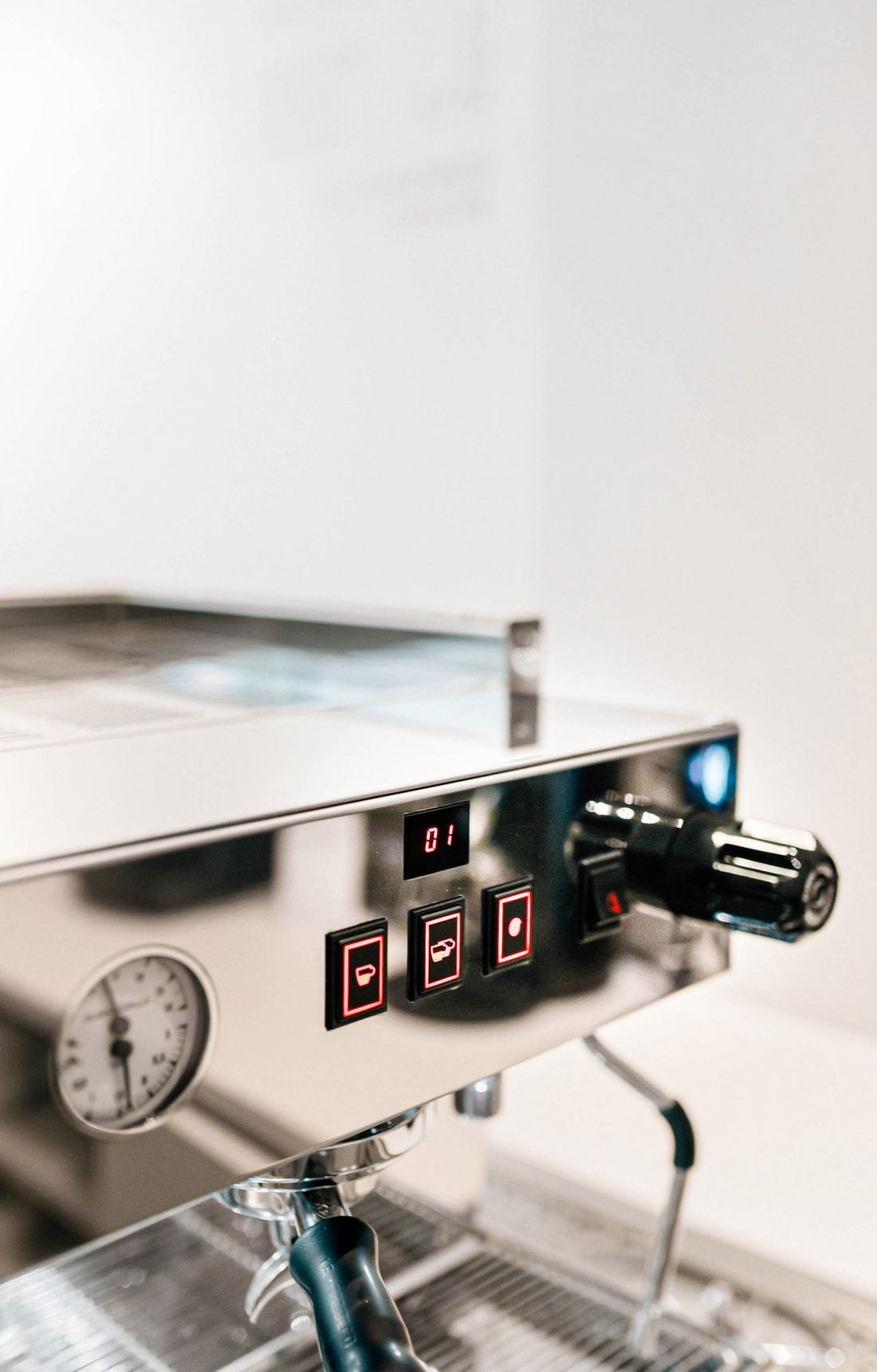 La Marzocco Linea Classic S z bliska, panel z przyciskami dozowania