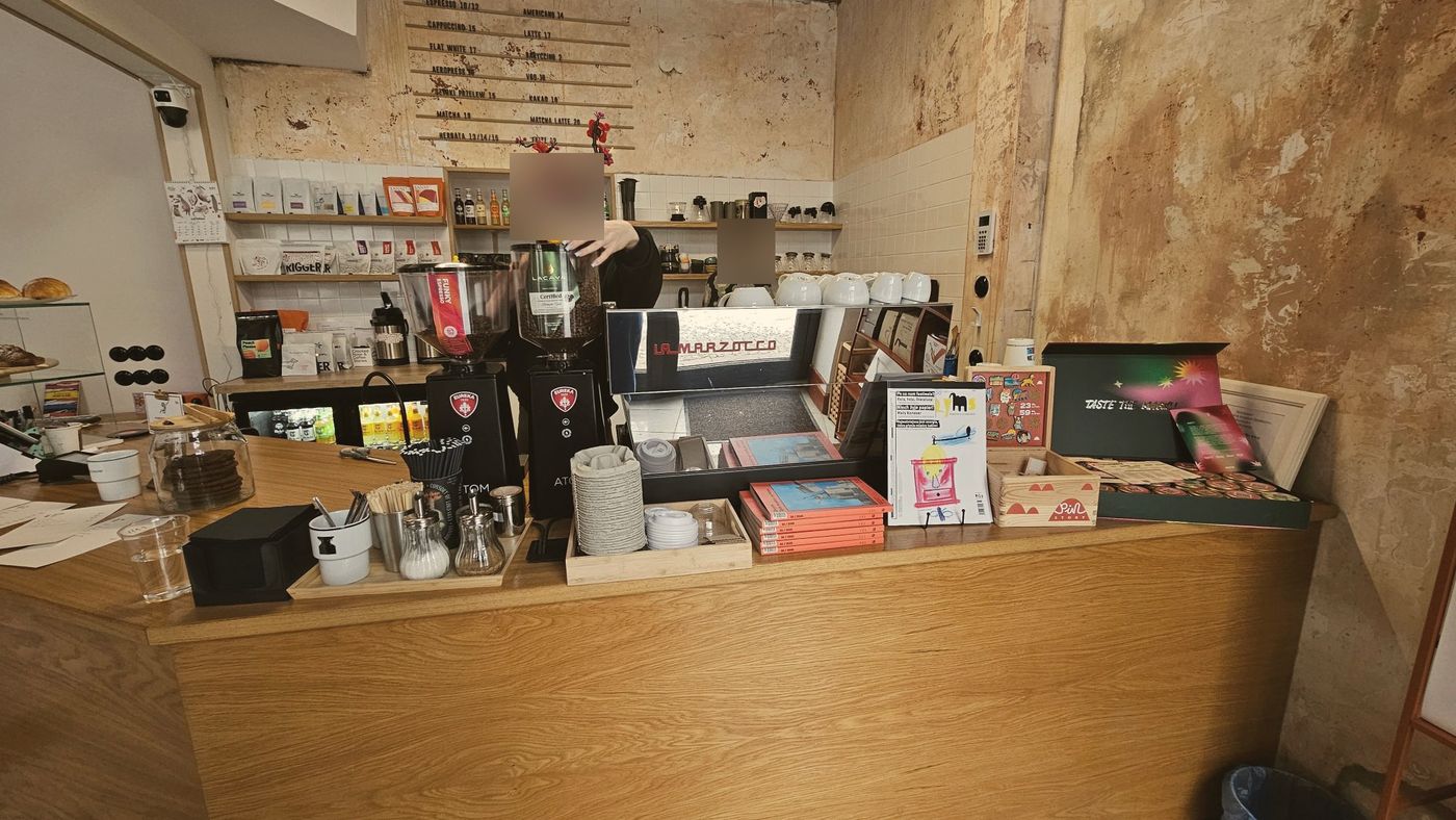 Ekspres La Marzocco Linea Classic S i młynki na barze kawiarni Tekla na Muranowie w Warszawie